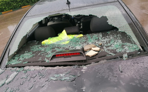 Куски фасада Богородской администрации упали на машину с ребенком