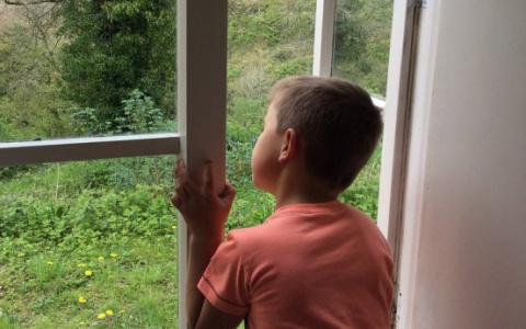 На Бору пятилетний ребенок выпал из окна с высоты четвертого этажа