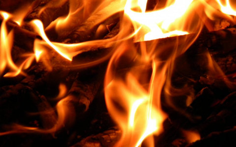 Горит двухэтажный дом на улице Шевченко в Нижнем Новгороде