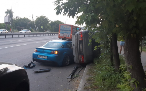 Иномарка протаранила припаркованный автомобиль в Нижнем Новгороде (ФОТО)