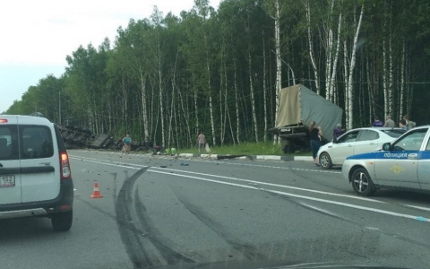 Фура опрокинулась на арзамасской трассе, после столкновения с «Газелью» (ВИДЕО)