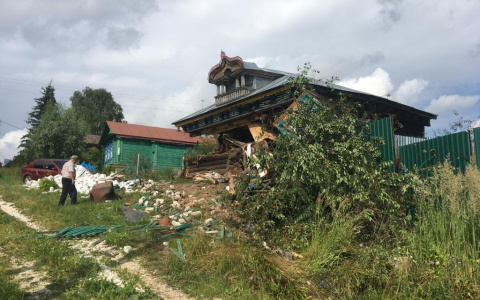 Грузовик снес припаркованный автомобиль и жилой дом в Нижегородской области (ФОТО)