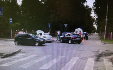 Три человека пострадали в массовой аварии в Автозаводском районе