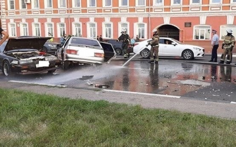 Массовая авария случилась на Нижневолжской набережной: есть пострадавшие (ВИДЕО)