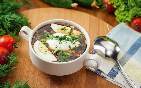 Не только квас или кефир: шесть крутых рецептов окрошки на любой вкус