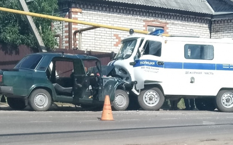 52-летний водитель «Жигулей» врезался в полицейскую «буханку» и погиб в Сергаче