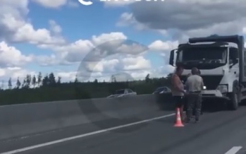 Грузовик насмерть сбил рабочего при ремонте дорог на трассе М-7 в Нижегородской области (ВИДЕО)