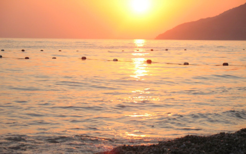 В Сочи пьяных нижегородцев унесло в открытое море на матрасе