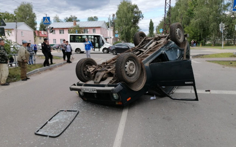 «Нива» перевернулась на нерегулируемом перекрестке в Кулебаках (ФОТО)