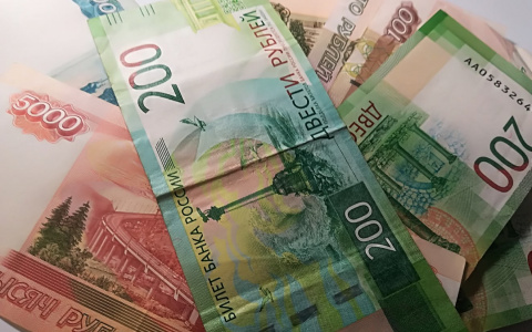 Семьям с детьми начали выплачивать новое пособие в 12 200 рублей