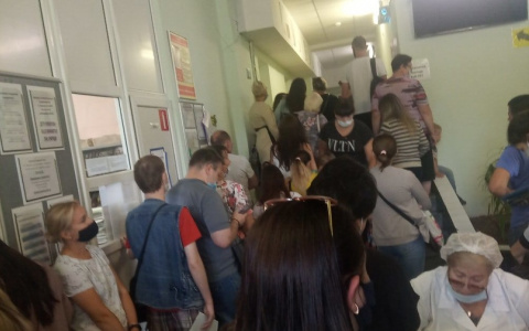 В Нижнем родители выстраиваются в огромные очереди за справками в детсад