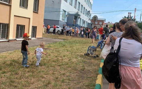 В нижегородской поликлинике выстроилась огромная очередь за справками
