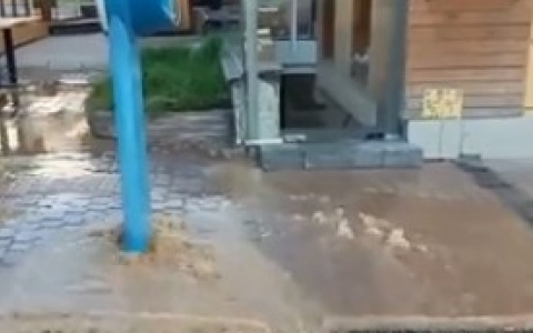 «На Покровке открыли новый фонтан»: грязная вода разлилась по центральной улице Нижнего Новгорода