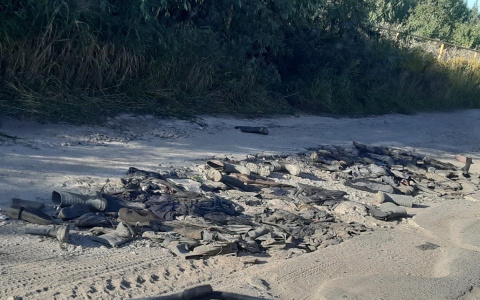 Старые резиновые сапоги, которыми «залатали» ямы на дороге в Кстовском районе, уберут