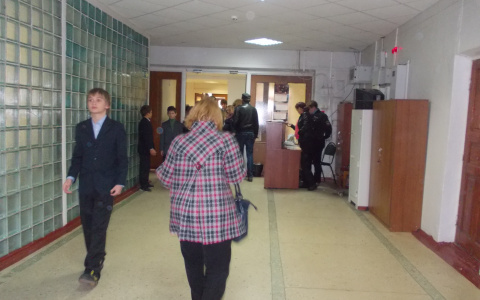 Пусть сидят на полу. В нижегородской школе детям запретили сидеть на лавочках