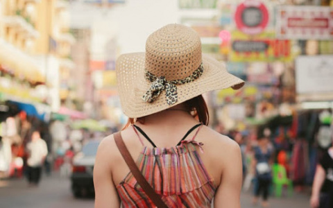 Люди редко осматриваются во время прогулки и не замечают выгодных предложений