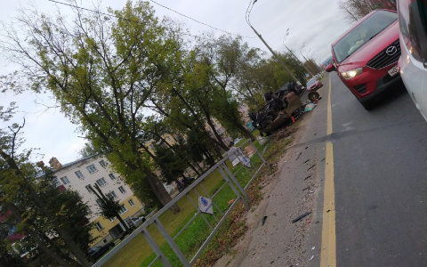 «Газель» опрокинулась на крышу после столкновения с легковушкой в Кстове (ВИДЕО)