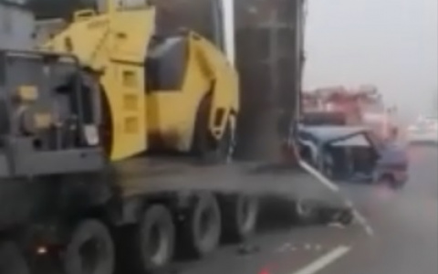 45-летний нижегородец погиб в аварии, влетев в припаркованный большегруз