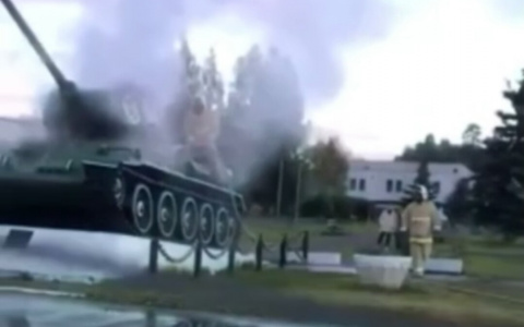 В центре нижегородского военного поселка загорелся танк (ВИДЕО)