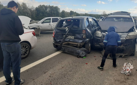 Пять автомобилей попали в аварию на Автозаводе