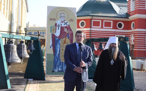 Губернатор принял участие в чине освящения колоколов для Никольского храма
