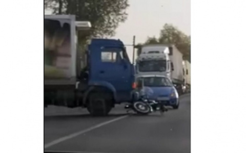 Мотоциклист не разъехался с Камазом в Арзамасском районе (ВИДЕО)