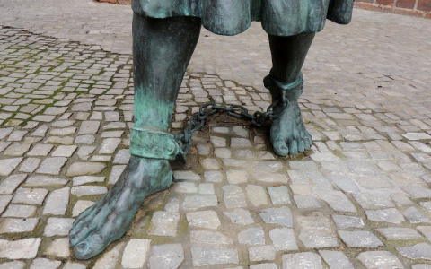 Опасное наказание: ученики нижегородского колледжа ходят по бетонному полу босиком