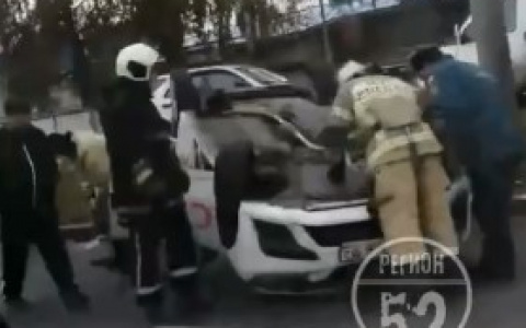 Такси перевернулось на крышу в Нижнем Новгороде (ВИДЕО)