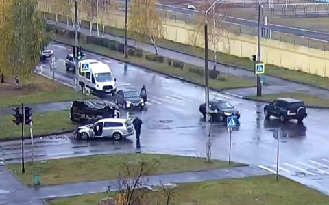 Автоледи попала в серьезное ДТП на перекрестке улиц Сарова (ВИДЕО)