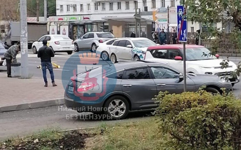 Женщину, переходящую дорогу на зеленый свет, сбили в Нижнем Новгороде (ФОТО)