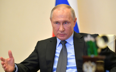Путин поручил увеличить оплату больничного родителям детей дошкольников