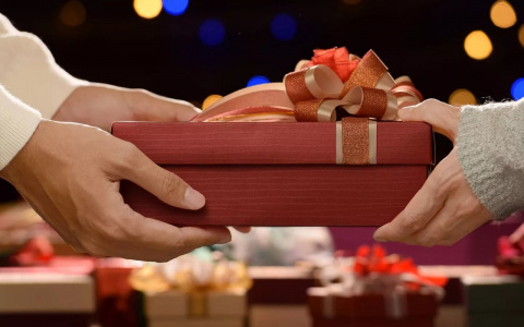 Хороший подарок для близкого человека можно сделать как своими руками, так и чужими