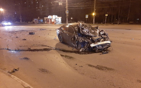 Инфинити и автобус столкнулись на пустой дороге в Нижнем Новгороде (ВИДЕО)