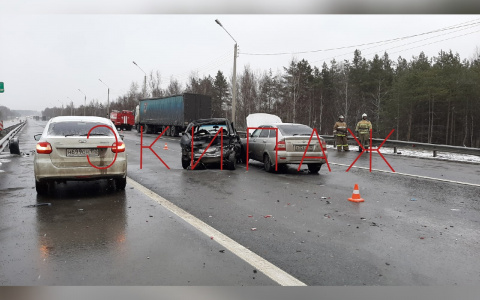 Три легковушки и два большегруза столкнулись на Южном обходе Нижнего Новгорода