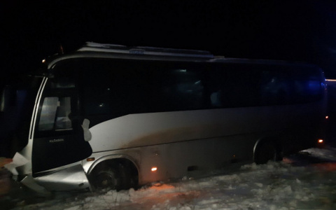 Автобус с пассажирами вылетел в кювет в Краснооктябрьском районе