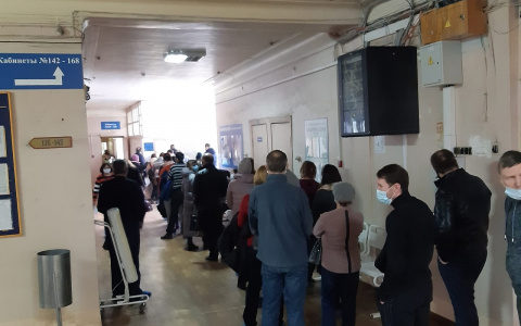 Нижегородцы продолжают «штурмовать» поликлинику на Автозаводе