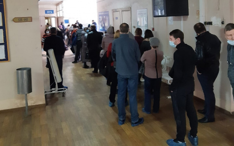 В нижегородском Минздраве отреагировали на стихийные очереди в поликлинике № 37
