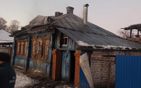 Три человека погибли при возгорании деревянного дома в Семенове