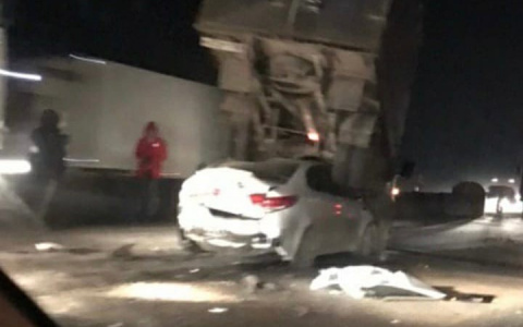 Груда железа: иномарка влетела под грузовик на трассе под Дзержинском