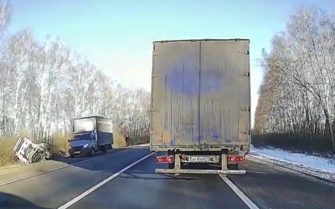 Фура улетела в кювет после столкновения с внедорожником в Лысковском районе