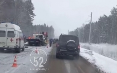 Фура и эвакуатор столкнулись на трассе в Семеновском районе