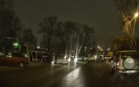 Массовое ДТП сковало движение по Комсомольской площади (ВИДЕО)