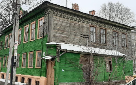 Мэрия Нижнего объяснила, почему коммунальщики обустроили нежилой дом