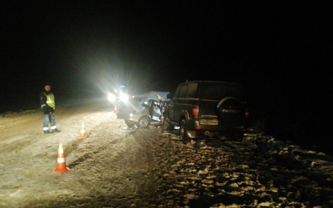 Семь человек пострадали и один погиб при столкновении автомобилей «ВАЗ» и «УАЗ Патриот»