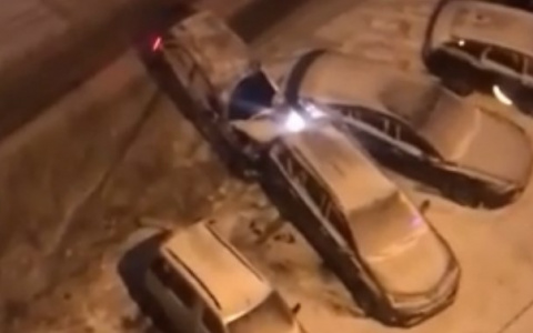 Автоледи в Ленинском районе протаранила четыре припаркованные машины (Видео)