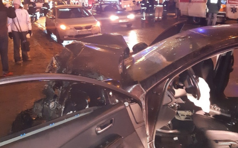 Пять человек пострадали в крупной лобовой аварии на Похвалинском съезде (Видео)