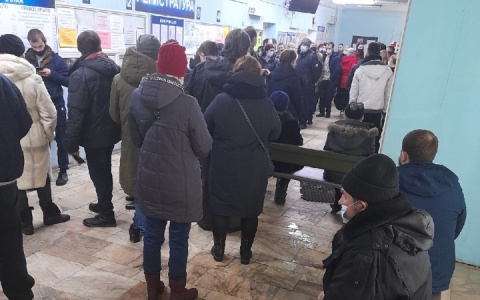 Нижегородцы пожаловались на 4-часовые очереди в одной из поликлиник города