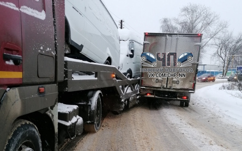 Полная остановка движения в районе Доскино произошла из-за аварии с автовозом