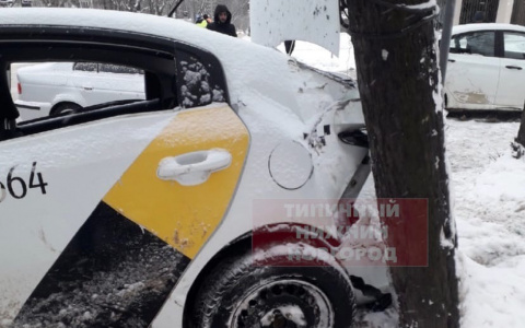 Автомобиль такси и иномарка столкнулись в центре Нижнего Новгорода (ФОТО)
