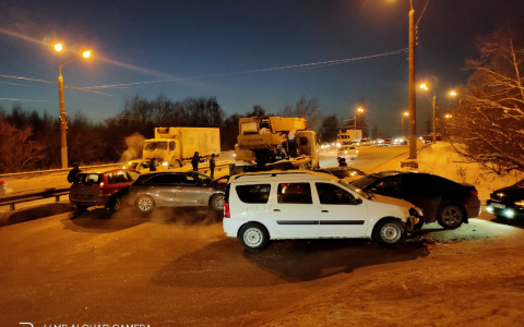 Огромная пробка образовалась на Комсомльском шоссе из массовой аварии (ФОТО)